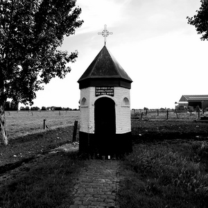 Chapelle dans une prairie avec bâtiments agricoles en noir et blanc - Belgique  - collection de photos clin d'oeil, catégorie paysages